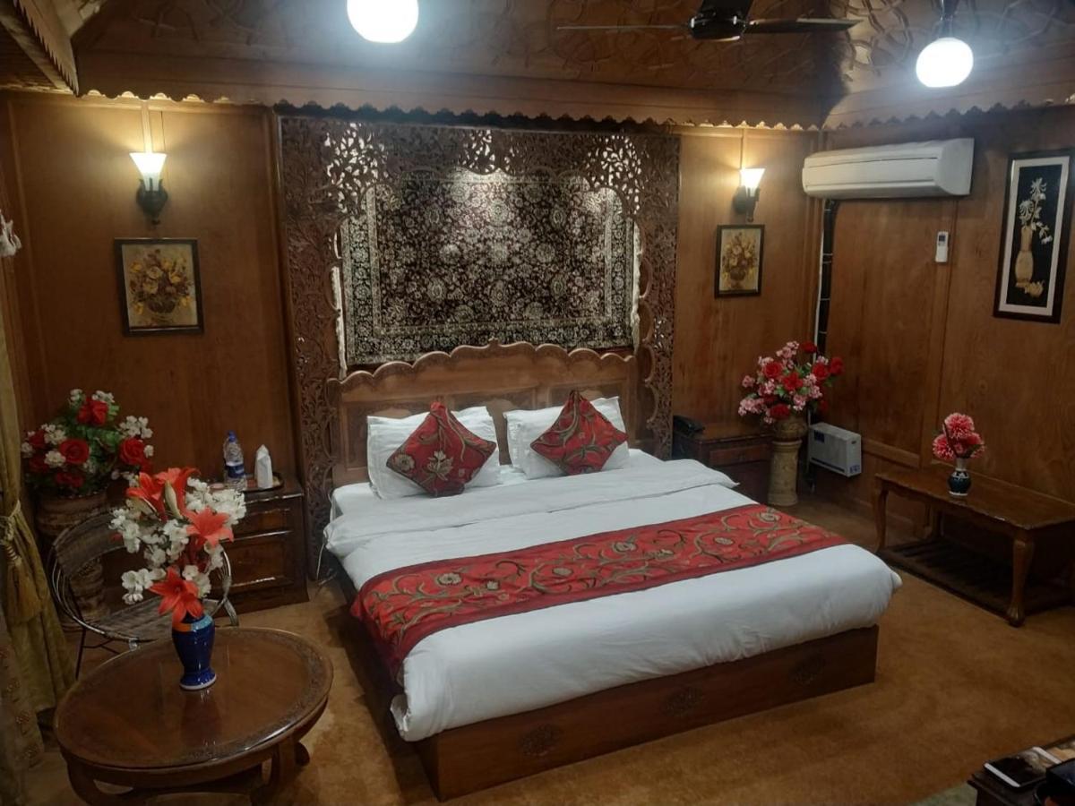 The Mughal Sheraton Houseboat Hotel Durgjan Buitenkant foto