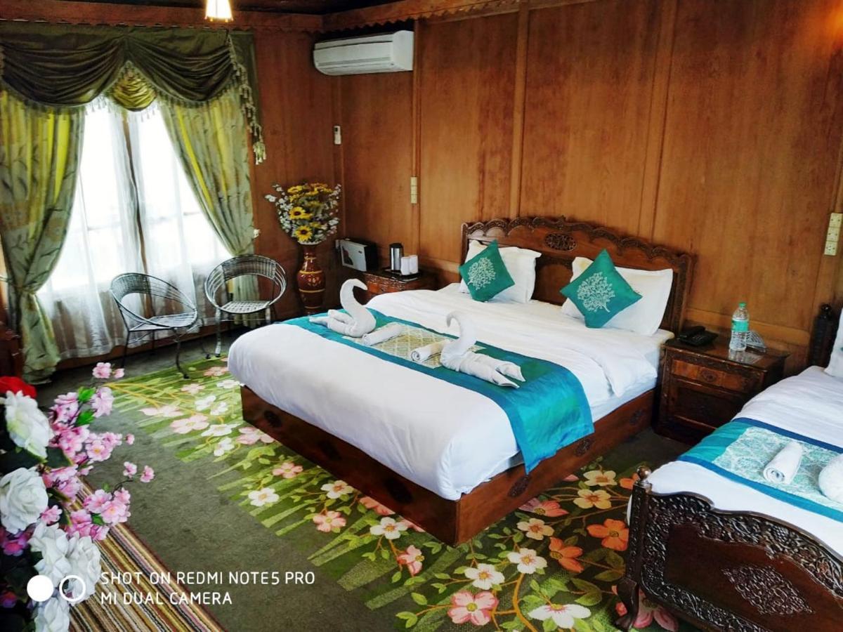 The Mughal Sheraton Houseboat Hotel Durgjan Buitenkant foto