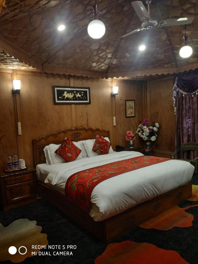 The Mughal Sheraton Houseboat Hotel Durgjan Buitenkant foto