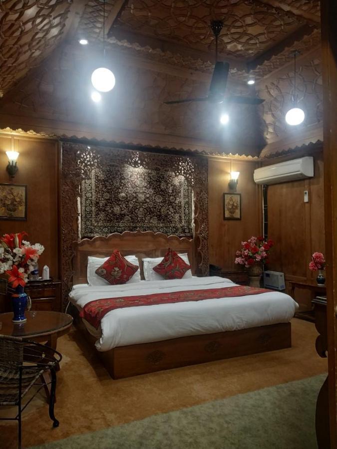 The Mughal Sheraton Houseboat Hotel Durgjan Buitenkant foto