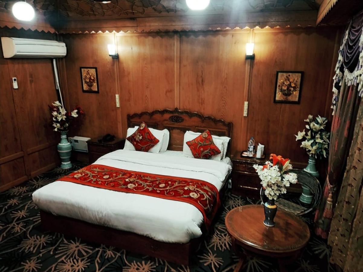 The Mughal Sheraton Houseboat Hotel Durgjan Buitenkant foto